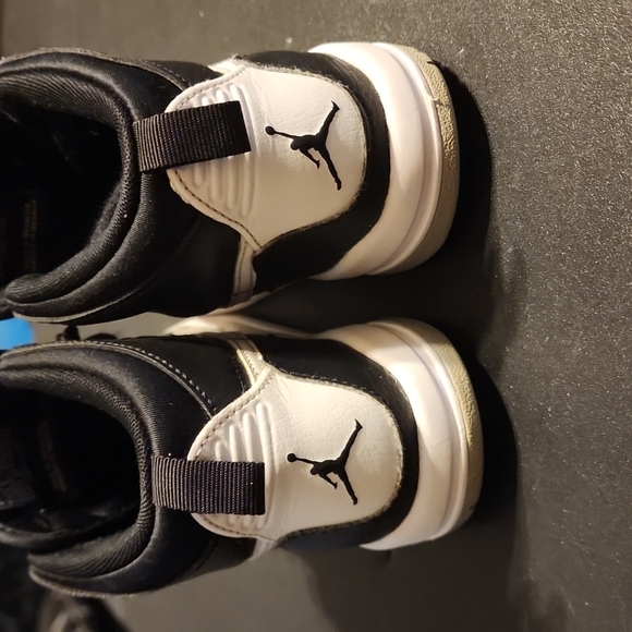 Kids Jordans - Picture 3 of 10